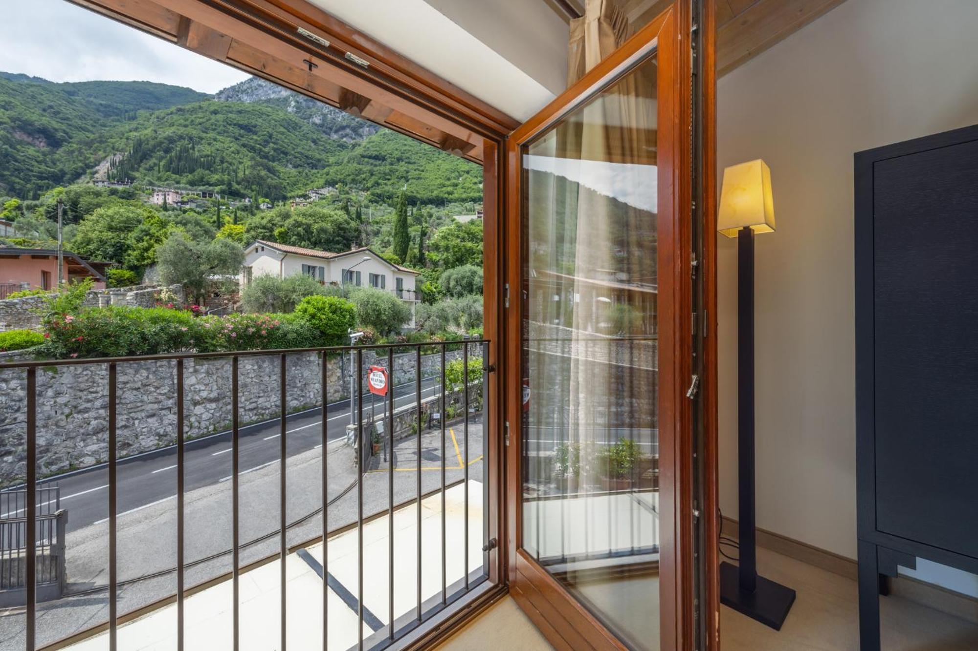 Hotel Meandro - Lake View Gargnano Habitación foto